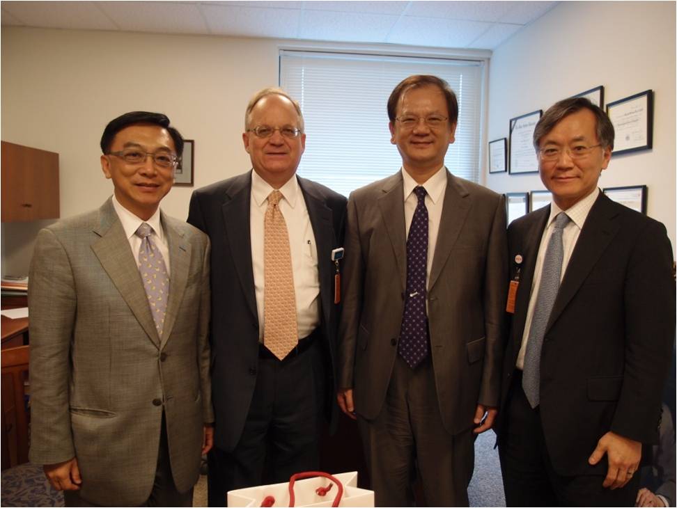 左起陳宜民副校長、George. W. Dec Jr. 主任、劉景寬校長、 Jang教授 攝影於Dec Jr. 主任辦公室