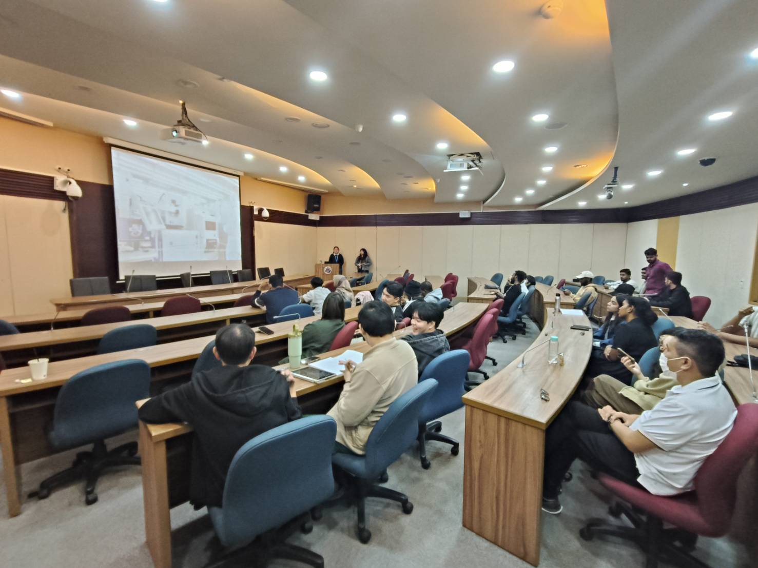 學生觀看企業簡介影片