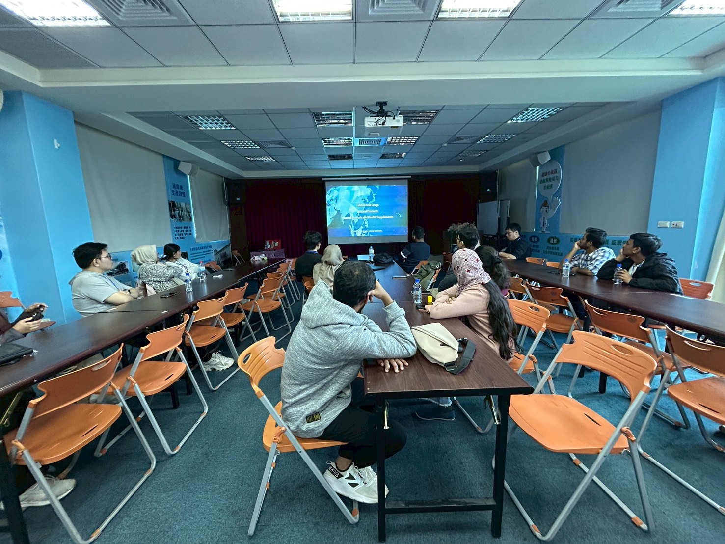 學生透過公司簡介認識企業背景與核心價值