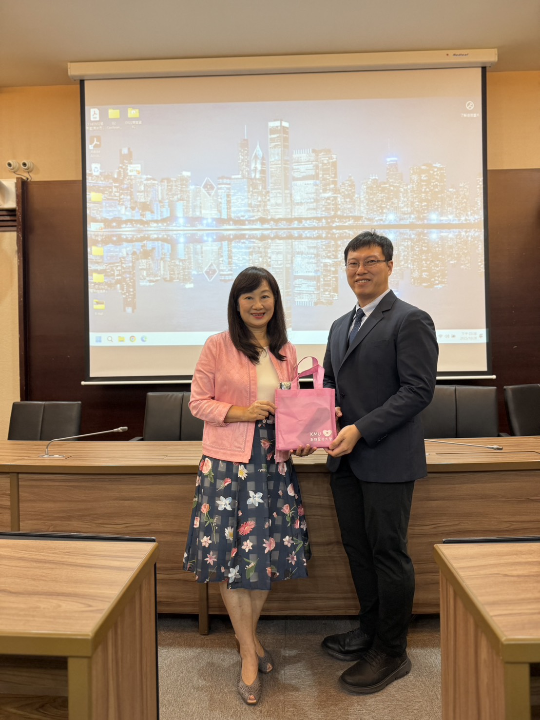 施組長致贈禮品予簡副署長