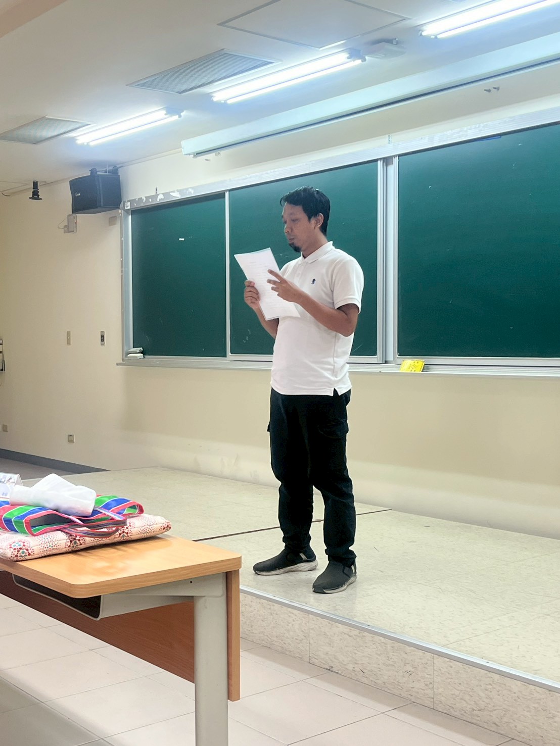 第四位參賽者上台朗讀