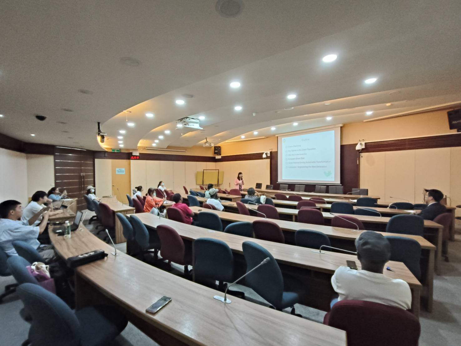 簡副署長說明講座主題與內容架構