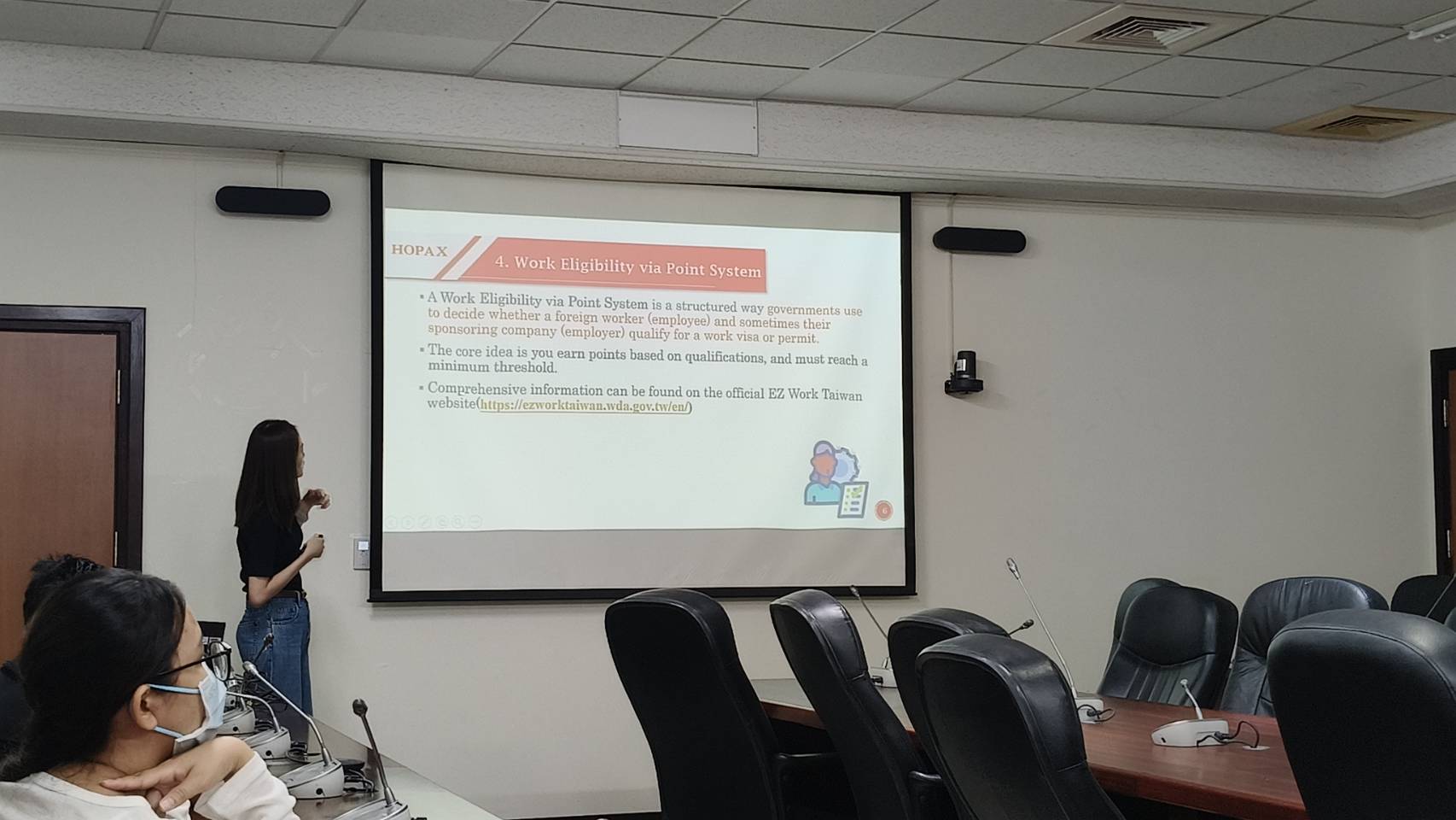 講師介紹工作證與簽證類型