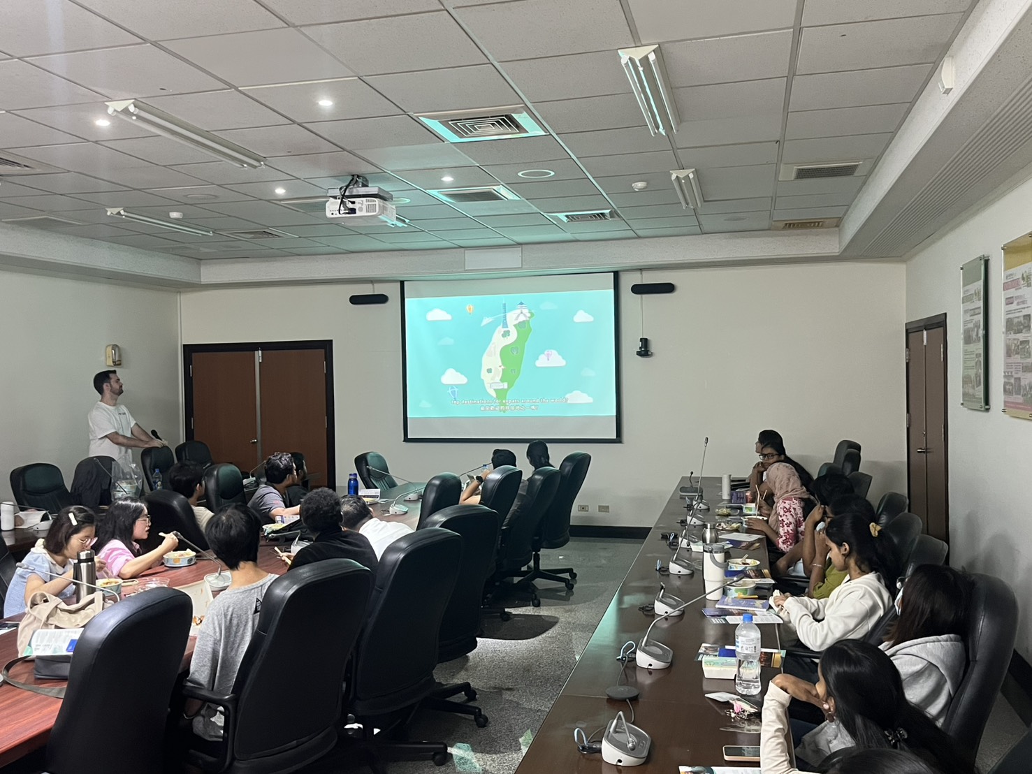 講師播放相關影片