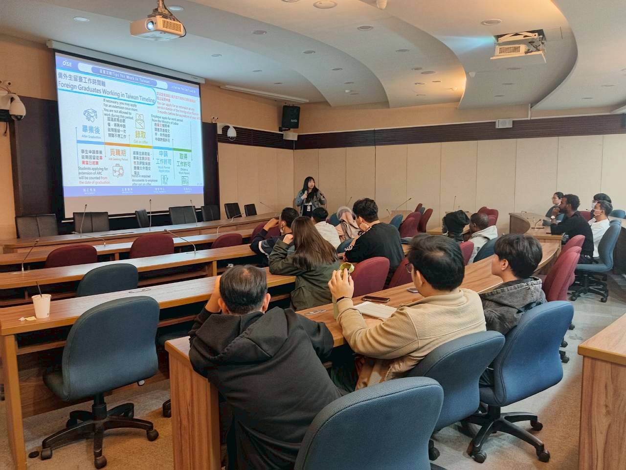 講師說明僑外生留台工作時間軸