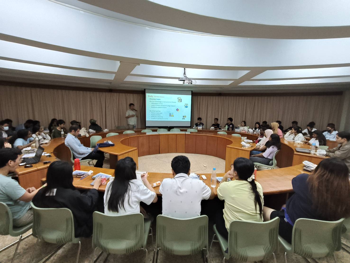 講師說明選擇來臺就讀的原因